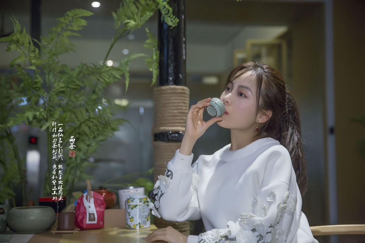 一品仙茗气韵开，飘然玉女眼前来。