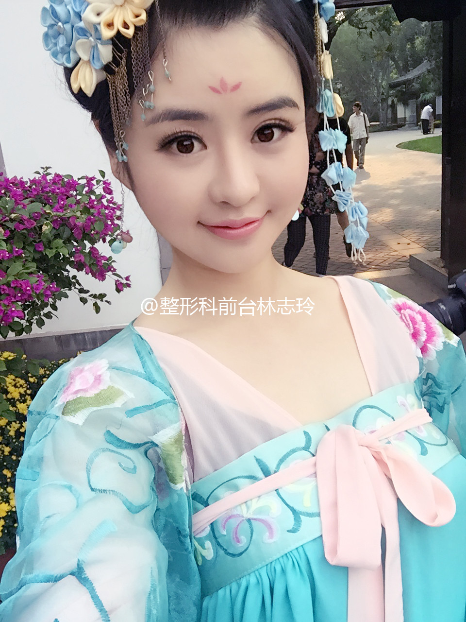 为什么我公司没这种福利？网友晒漂亮前台！