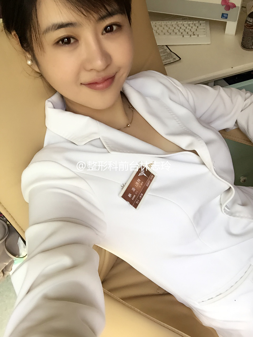 为什么我公司没这种福利？网友晒漂亮前台！