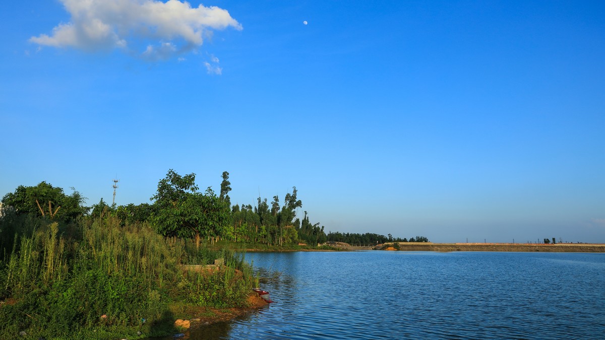 蓝天、白云、碧水、绿树