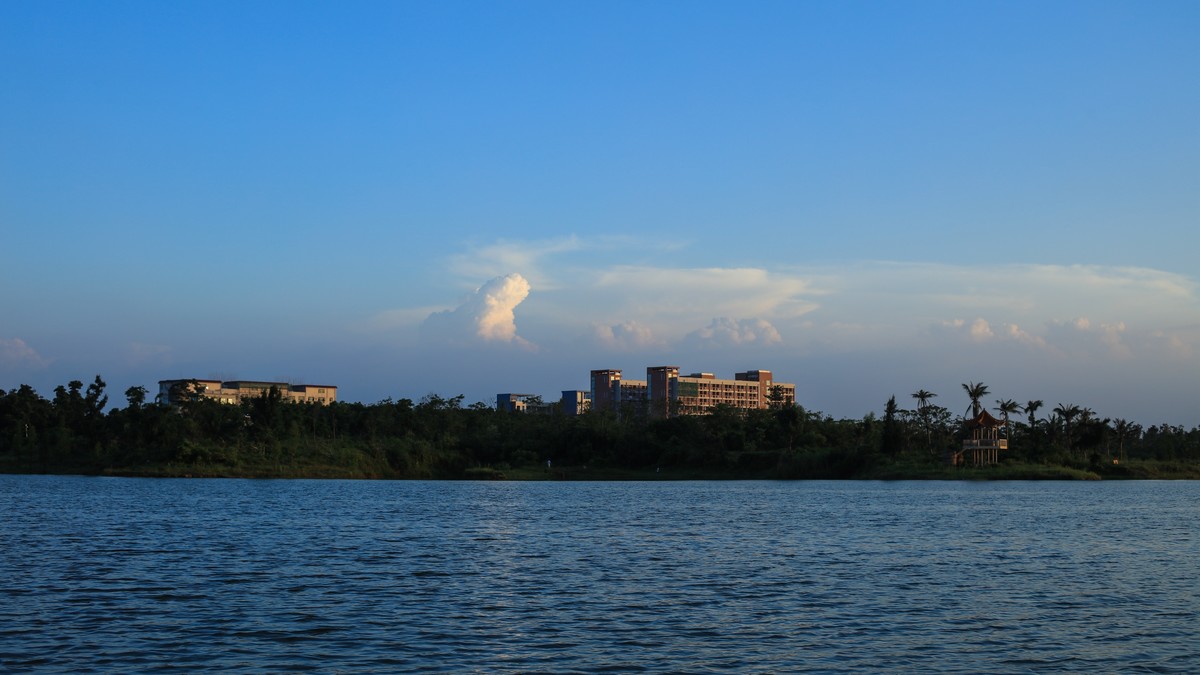 蓝天、白云、碧水、绿树