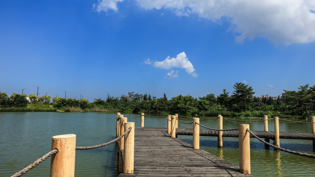 蓝天、白云、碧水、绿树
