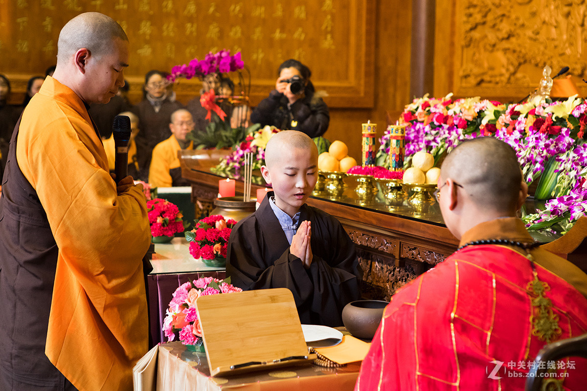 西安大慈恩寺为一小孩举行剃度仪式