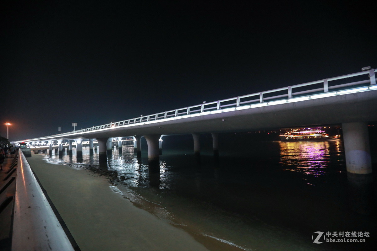 #佳能月赛-旅行的意义#厦门一双子楼下拍立交。