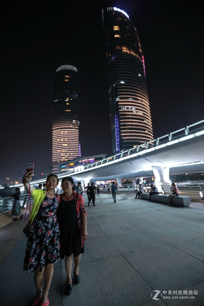 #佳能月赛-旅行的意义#厦门一双子楼下拍立交。