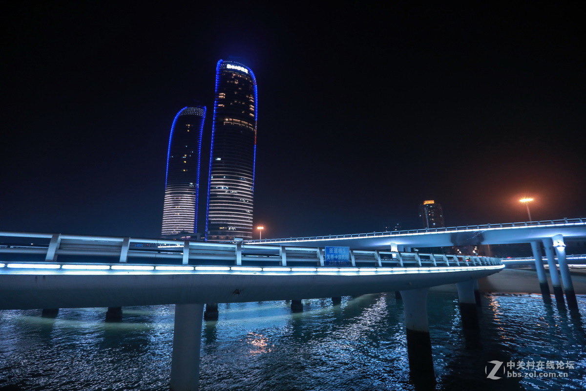 #佳能月赛-旅行的意义#厦门一双子楼下拍立交。