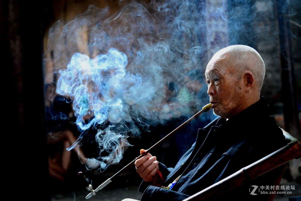 老茶馆里的茶客