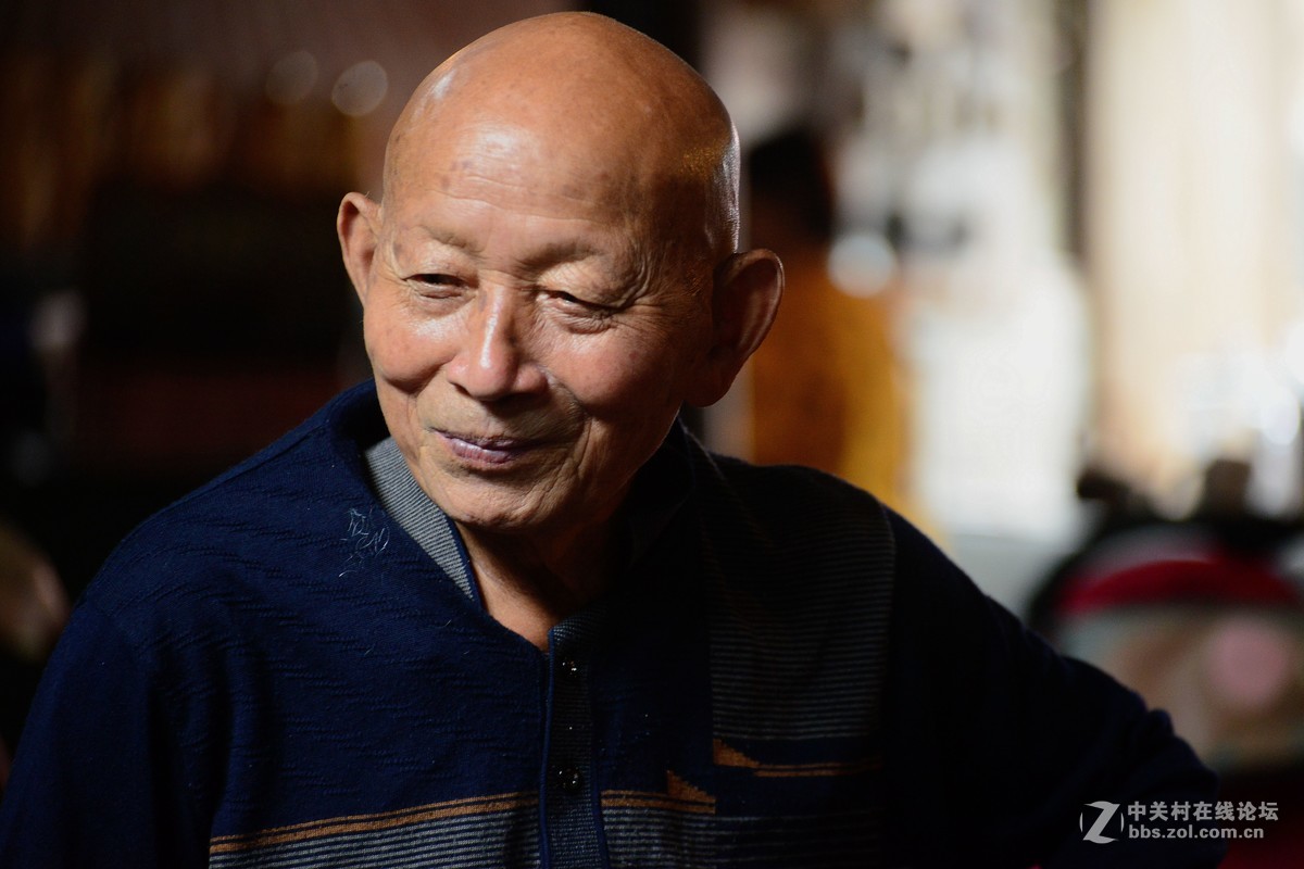 老茶馆里的茶客