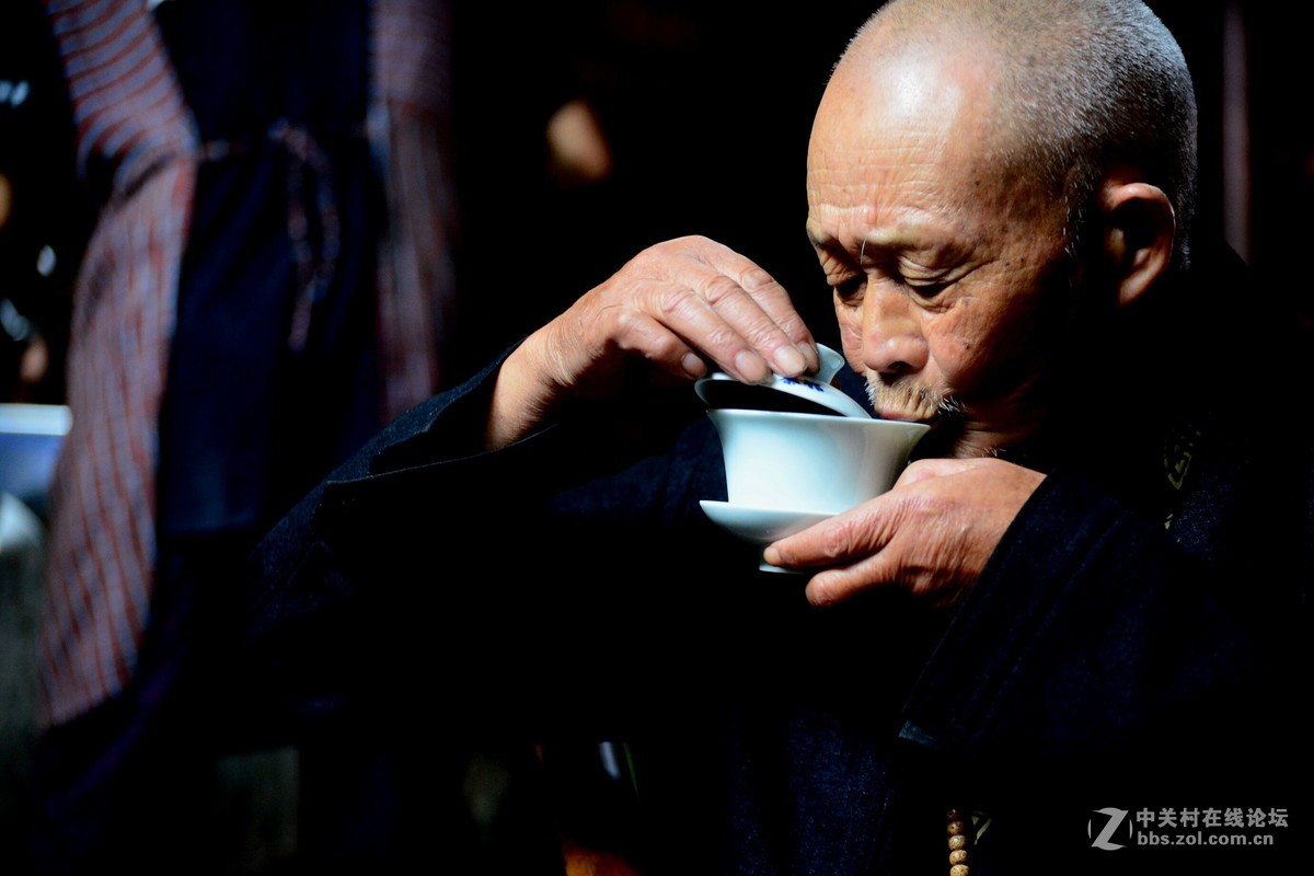 老茶馆里的茶客