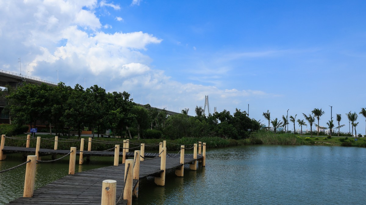 蓝天、白云、碧水、绿树