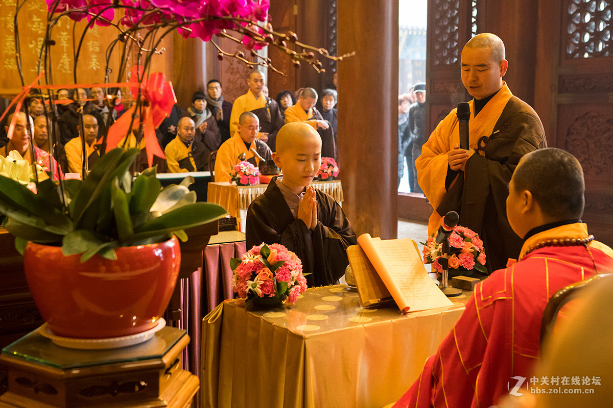 西安大慈恩寺为一小孩举行剃度仪式
