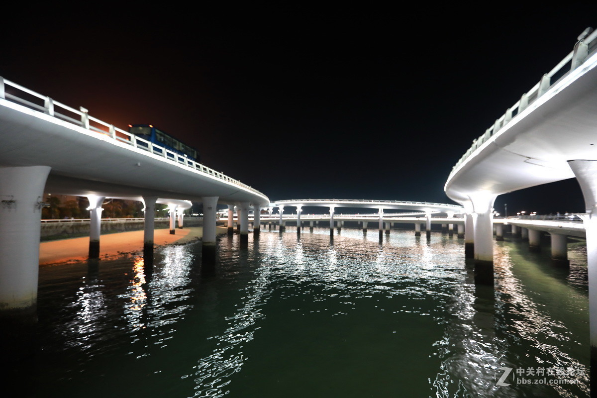 #佳能月赛-旅行的意义#厦门一双子楼下拍立交。