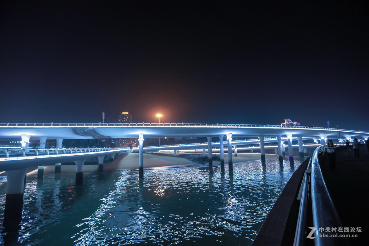 #佳能月赛-旅行的意义#厦门一双子楼下拍立交。