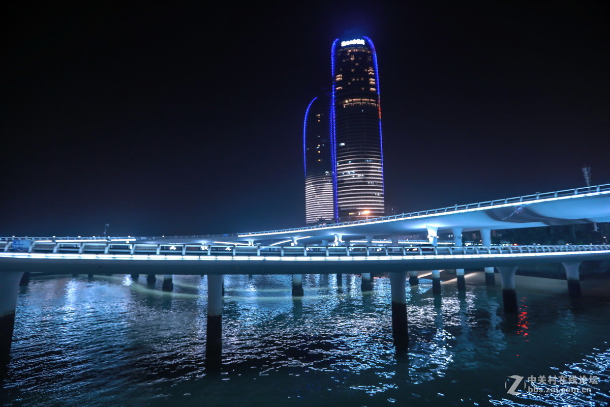 #佳能月赛-旅行的意义#厦门一双子楼下拍立交。