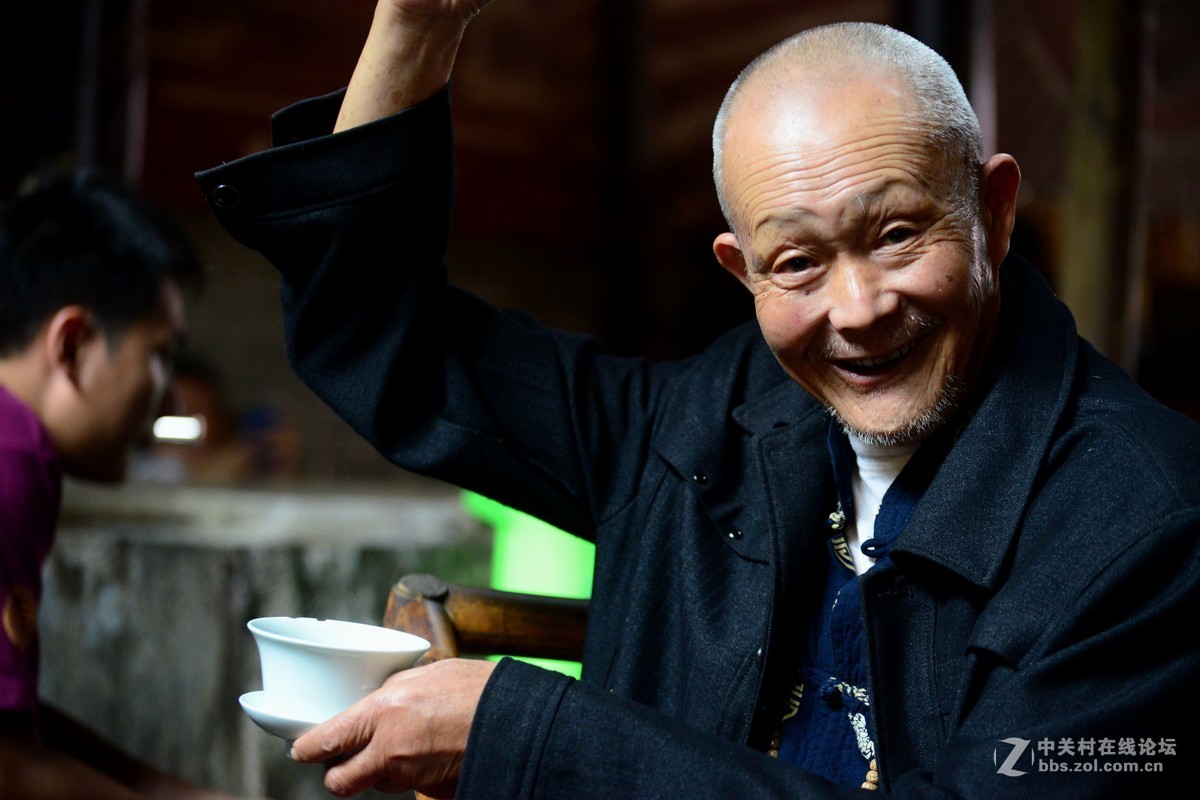老茶馆里的茶客