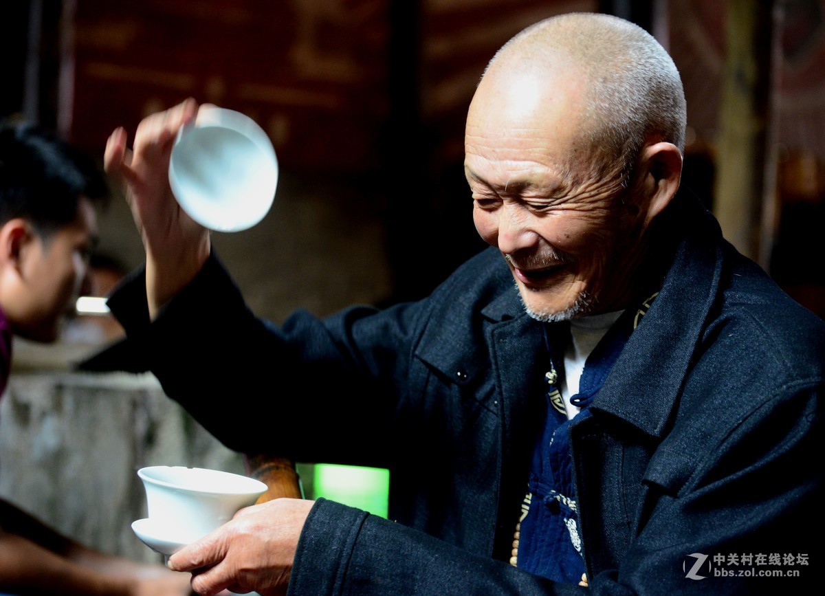 老茶馆里的茶客