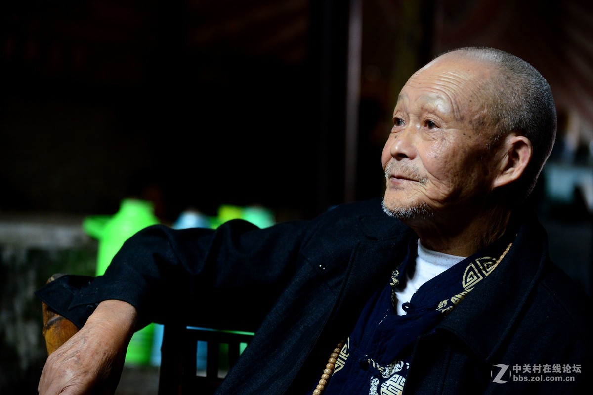 老茶馆里的茶客