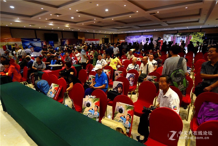 2018年度佳能摄影大棚车亮相洛阳大酒店