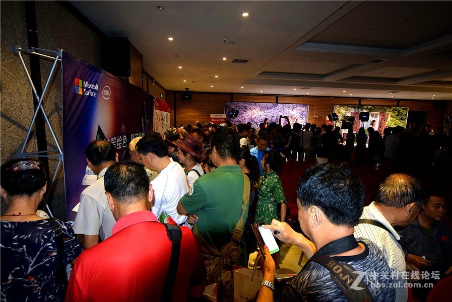 2018年度佳能摄影大棚车亮相洛阳大酒店