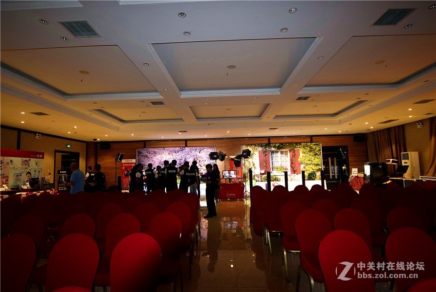 2018年度佳能摄影大棚车亮相洛阳大酒店