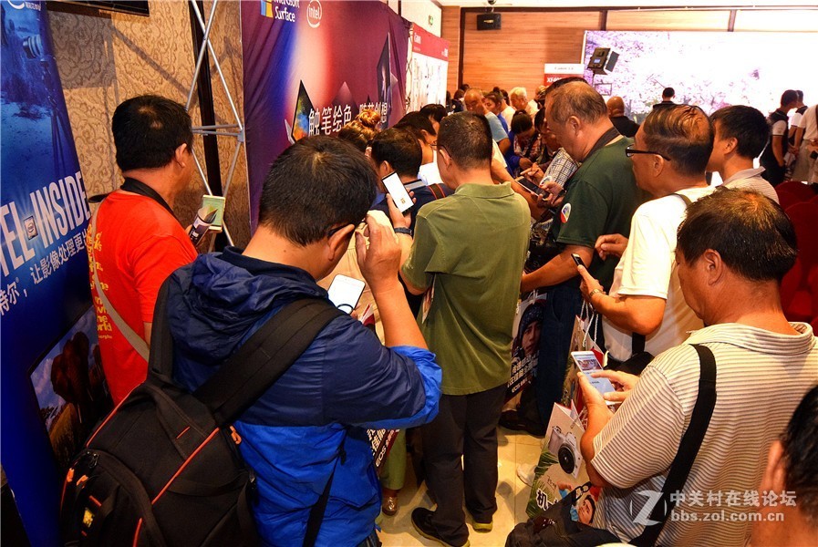 2018年度佳能摄影大棚车亮相洛阳大酒店