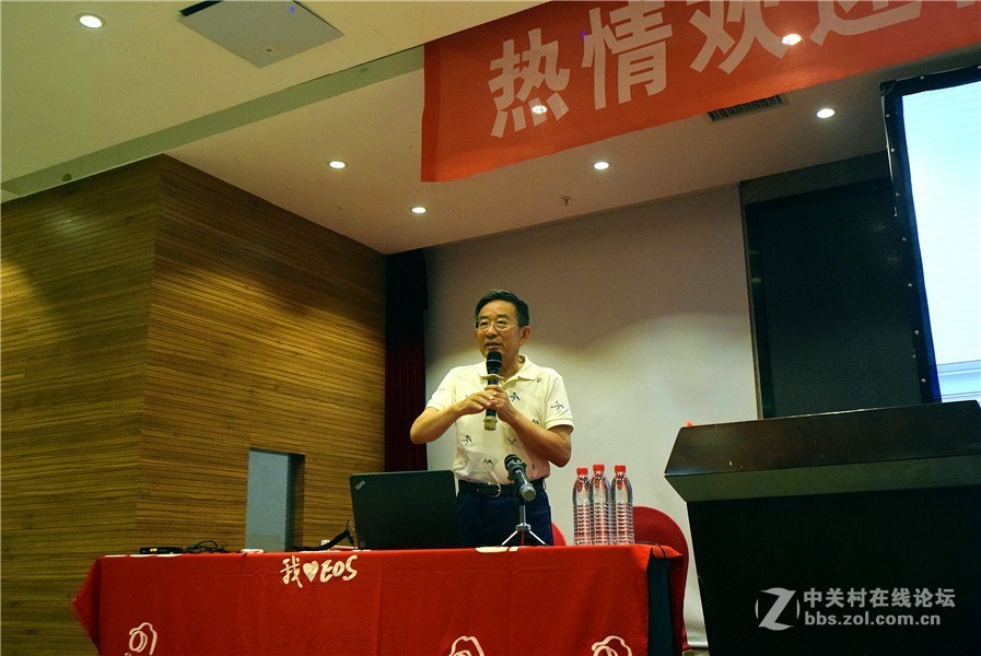 2018年度佳能摄影大棚车亮相洛阳大酒店