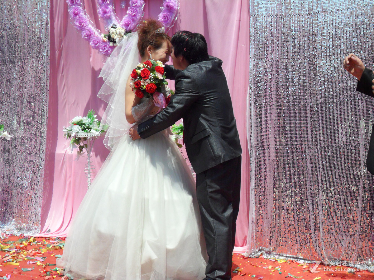 这是来自于农村婚礼庆典现场的一组镜头