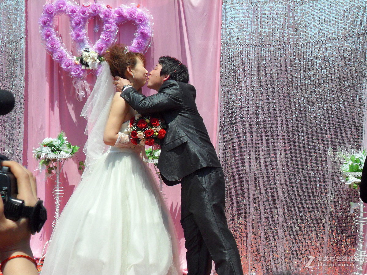 这是来自于农村婚礼庆典现场的一组镜头