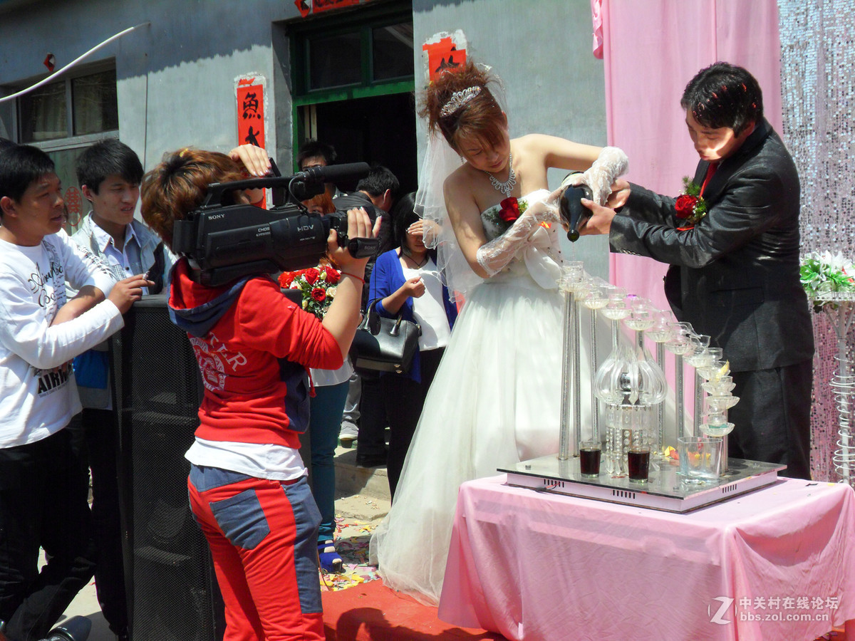 这是来自于农村婚礼庆典现场的一组镜头