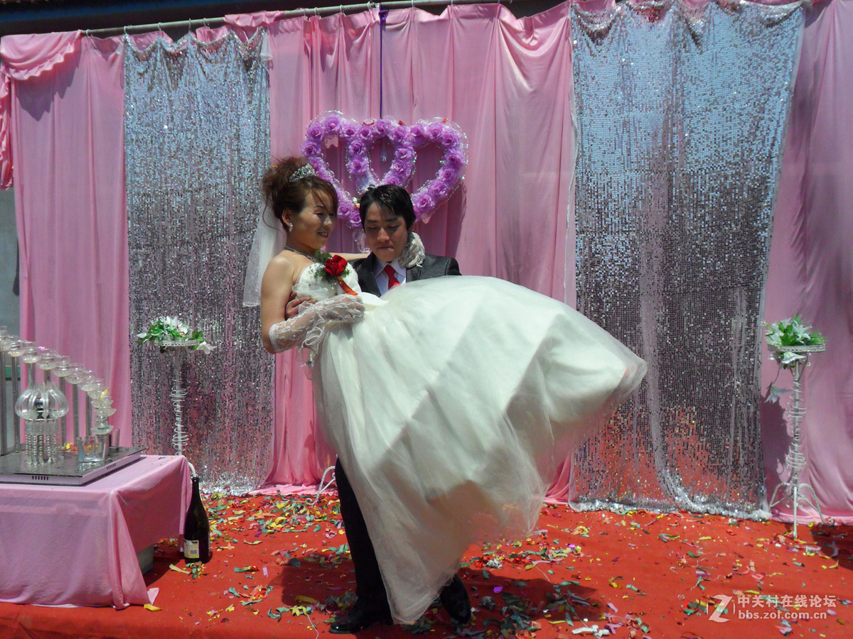 这是来自于农村婚礼庆典现场的一组镜头