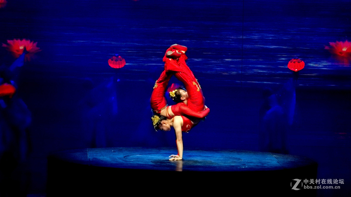 黄巧灵先生力作丽江千古情木府辉煌小片段两个小姑娘的舞蹈很美