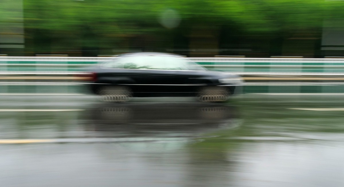 G9+14—140镜头拍摄的“雨中疾驶”