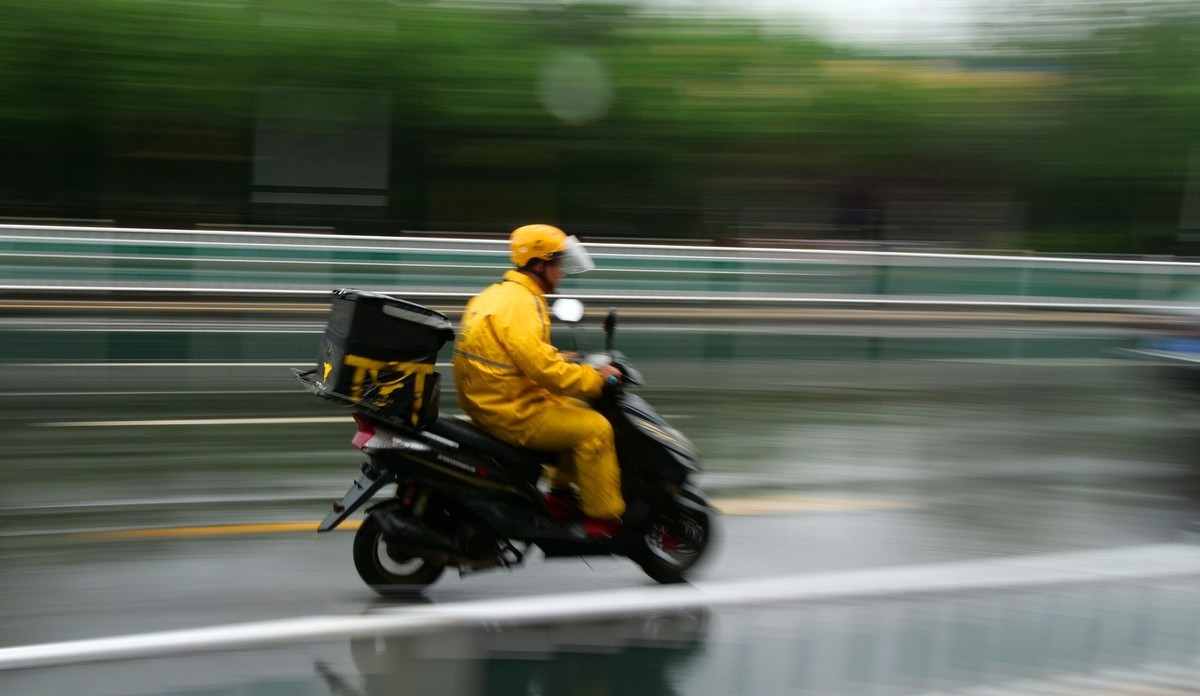 G9+14—140镜头拍摄的“雨中疾驶”