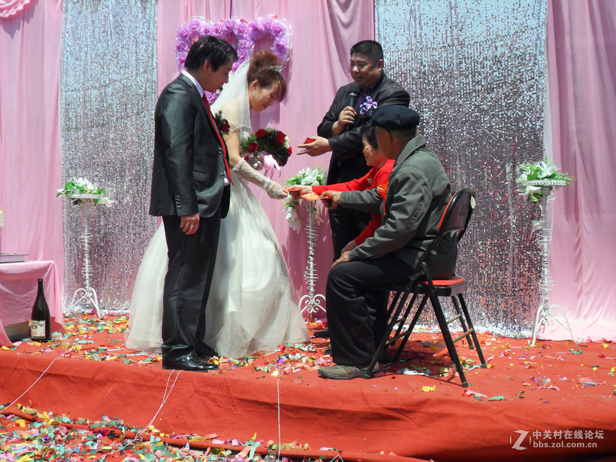 这是来自于农村婚礼庆典现场的一组镜头