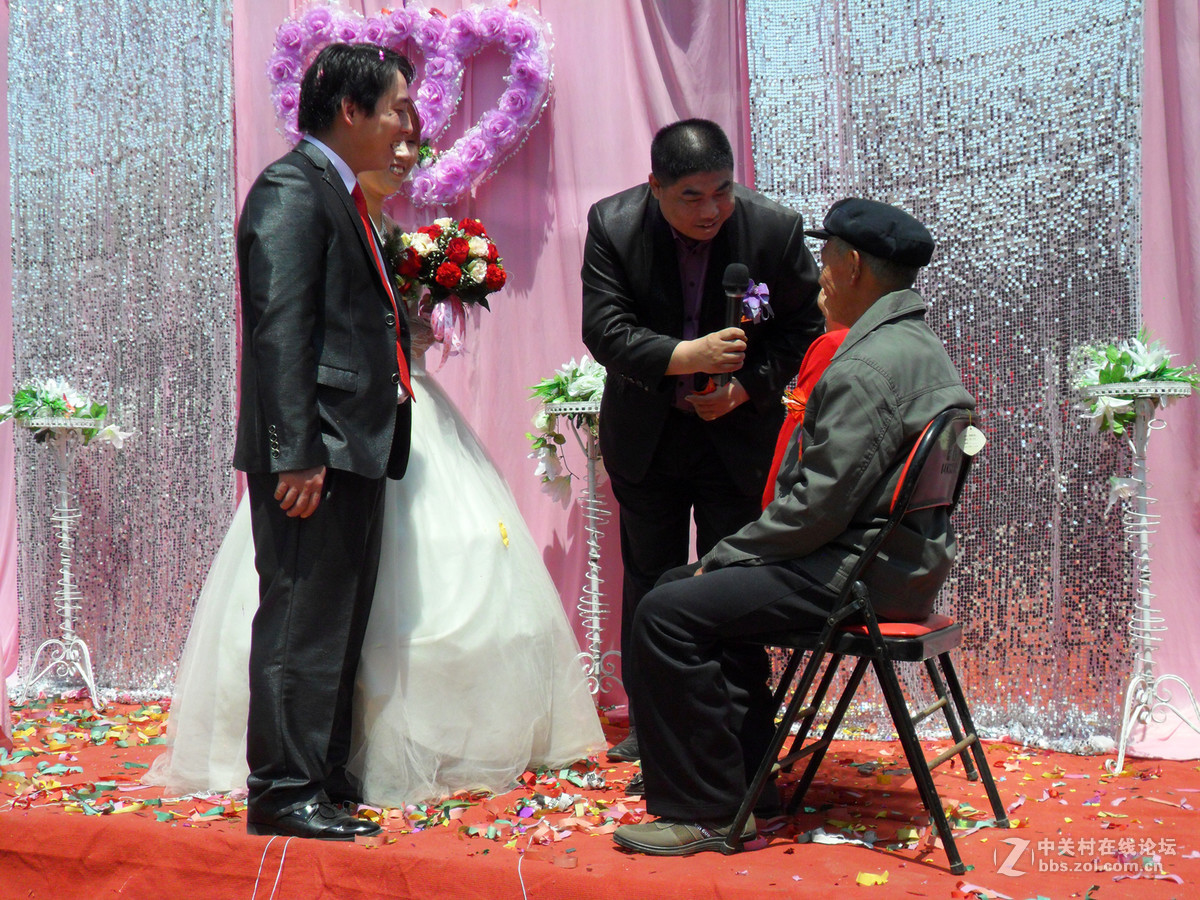 这是来自于农村婚礼庆典现场的一组镜头