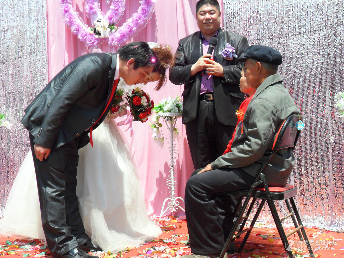 这是来自于农村婚礼庆典现场的一组镜头