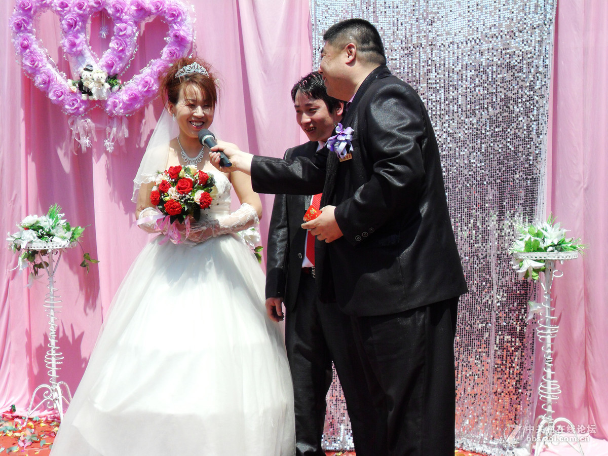 这是来自于农村婚礼庆典现场的一组镜头