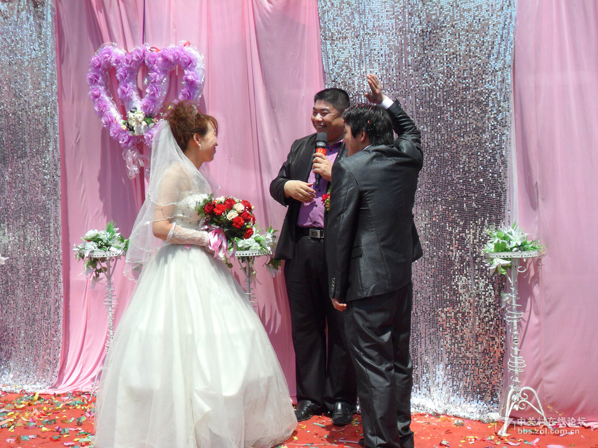 这是来自于农村婚礼庆典现场的一组镜头