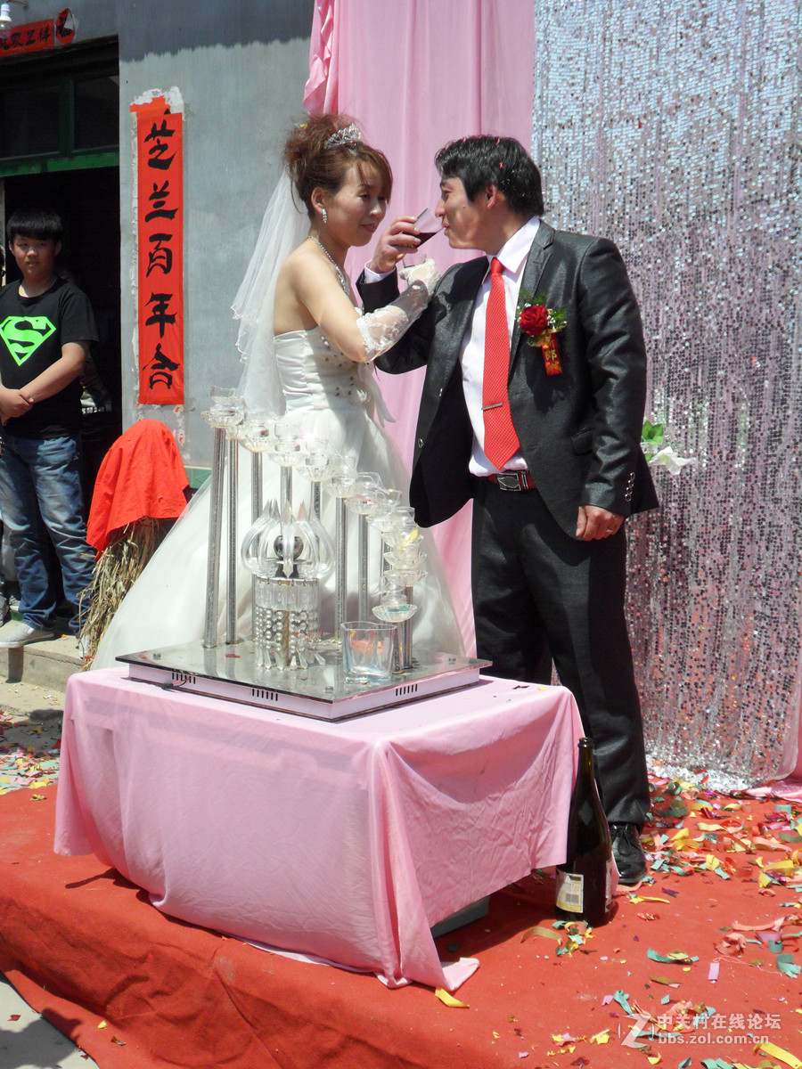 这是来自于农村婚礼庆典现场的一组镜头