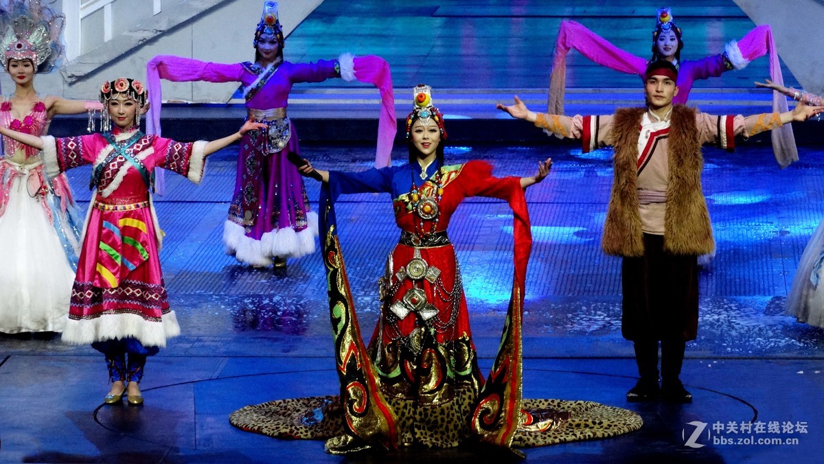 黄巧灵先生力作丽江千古情木府辉煌小片段两个小姑娘的舞蹈很美