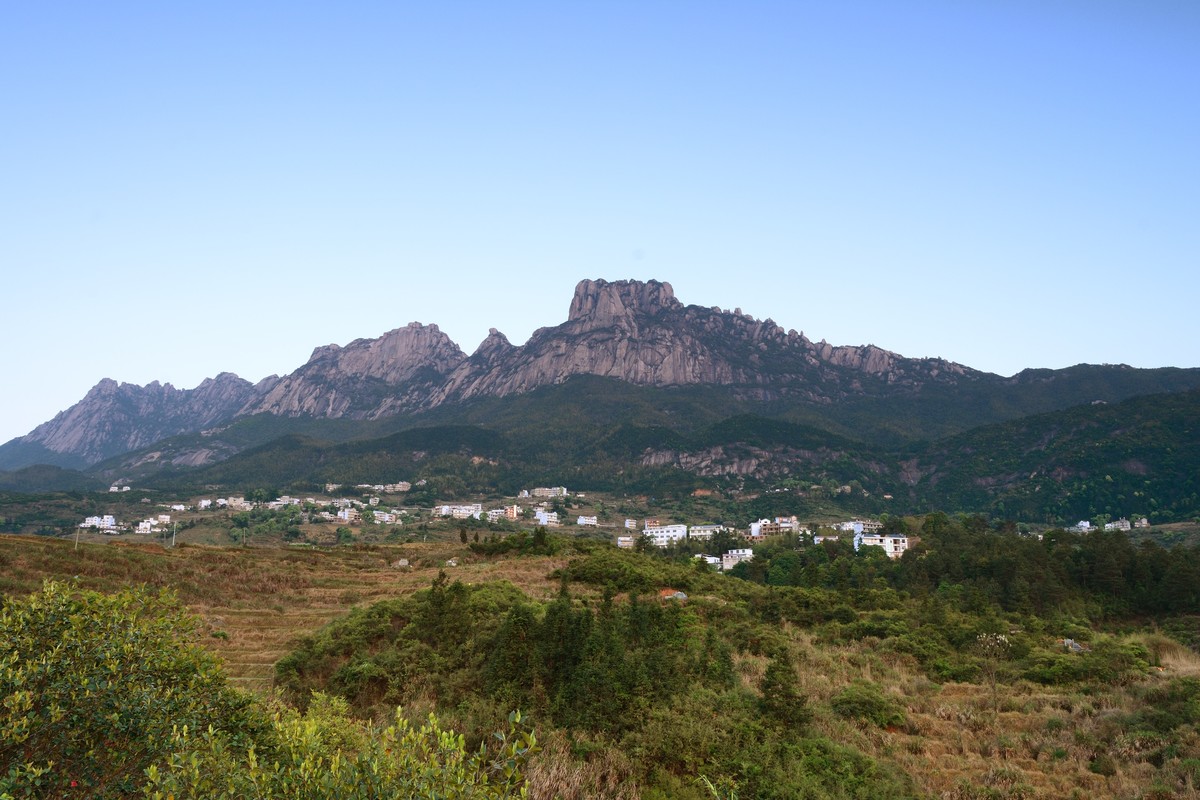 晨光下的水晶山景区