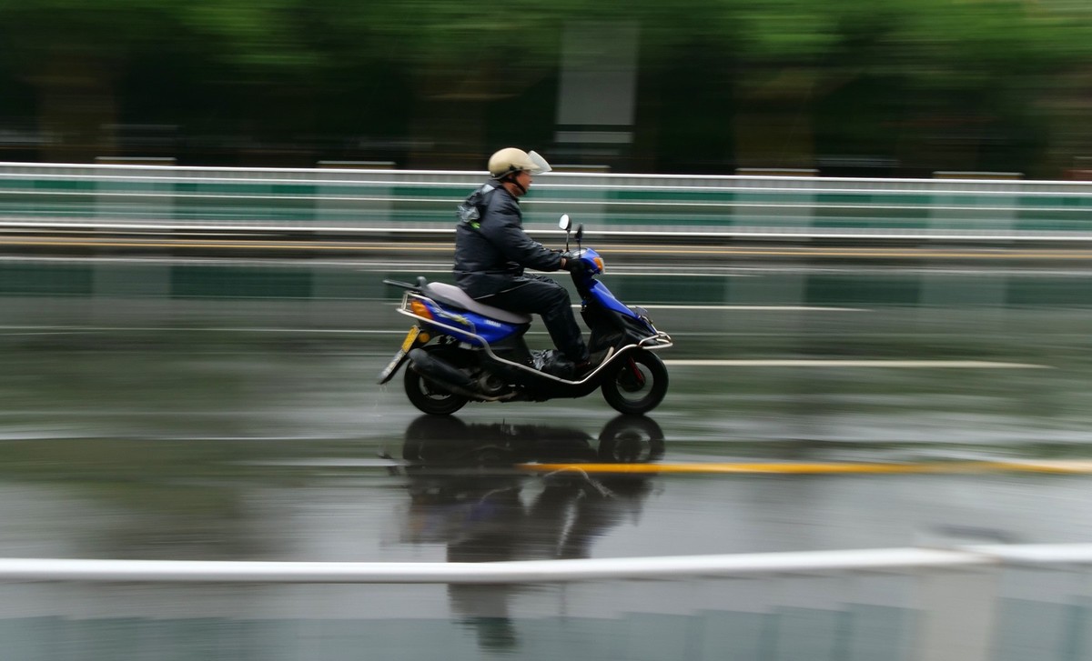 G9+14—140镜头拍摄的“雨中疾驶”