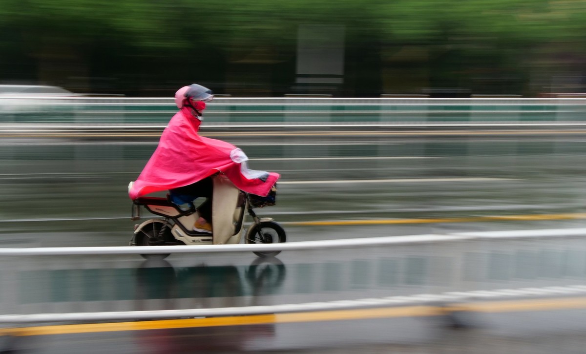 G9+14—140镜头拍摄的“雨中疾驶”