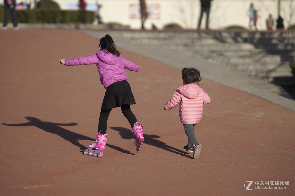 假日广场上追逐奔跑的少年儿童