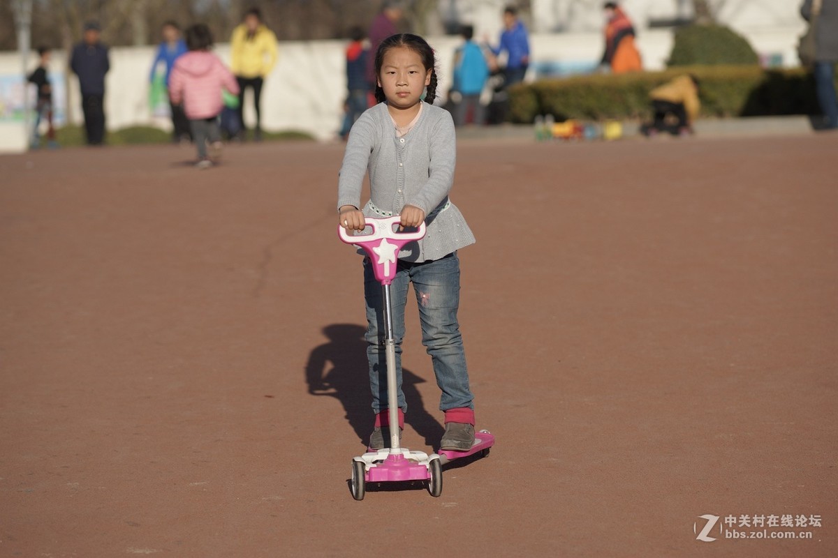 假日廣場上追逐奔跑的少年兒童