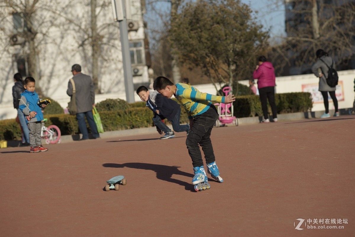 假日廣場上追逐奔跑的少年兒童