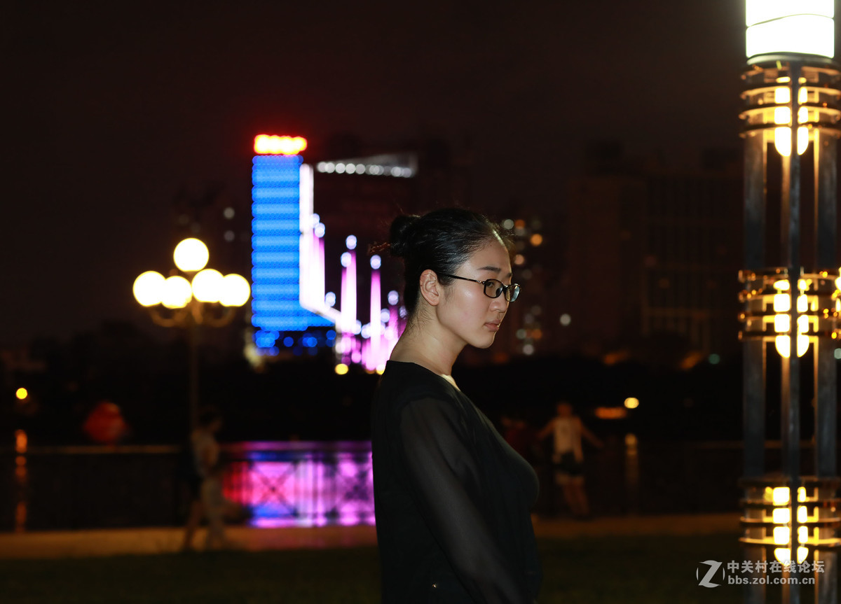 众里寻她千百度，蓦然回首，那人却在，灯火阑珊处。