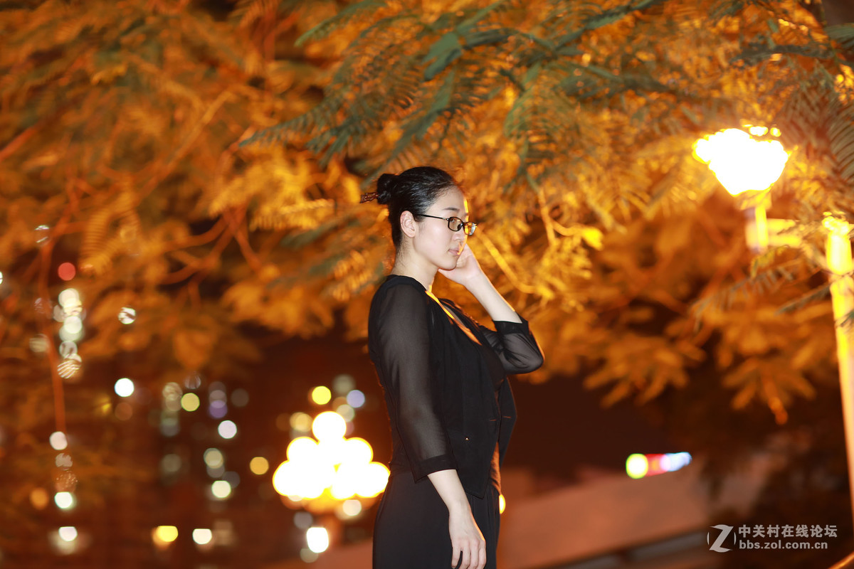 众里寻她千百度，蓦然回首，那人却在，灯火阑珊处。