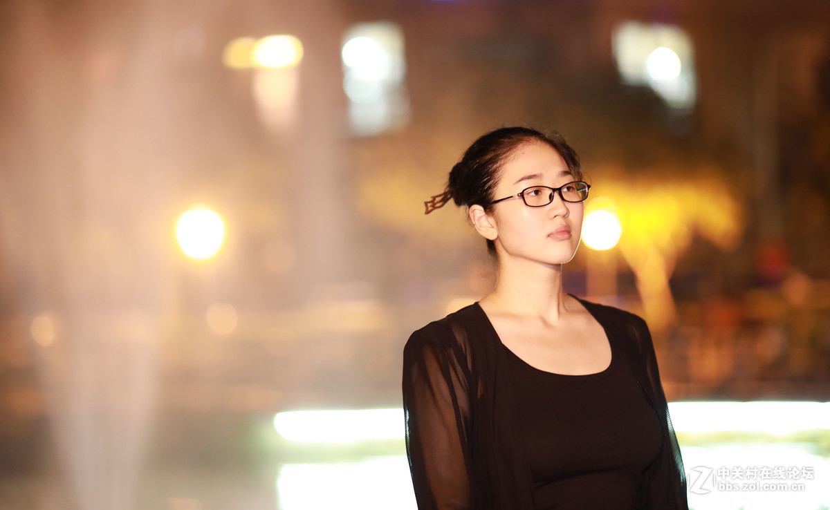 众里寻她千百度，蓦然回首，那人却在，灯火阑珊处。