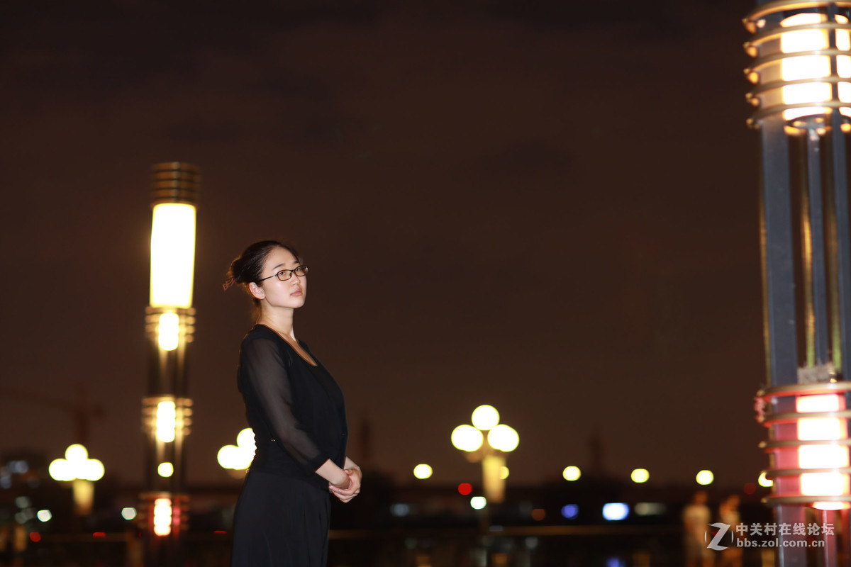 众里寻她千百度，蓦然回首，那人却在，灯火阑珊处。